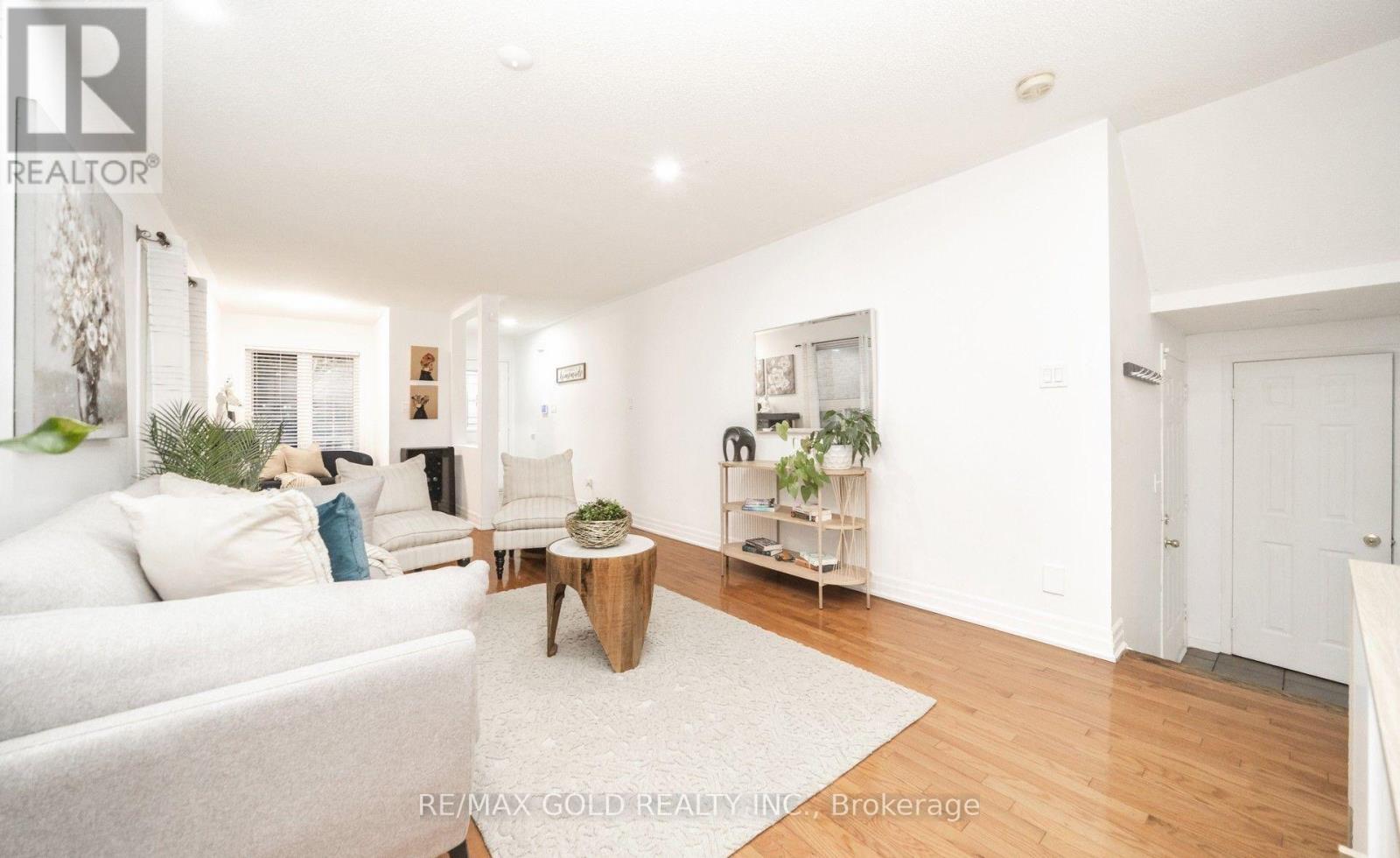 36 Roxton Crescent N, Brampton, Ontario  L7A 2A9 - Photo 5 - W12673608