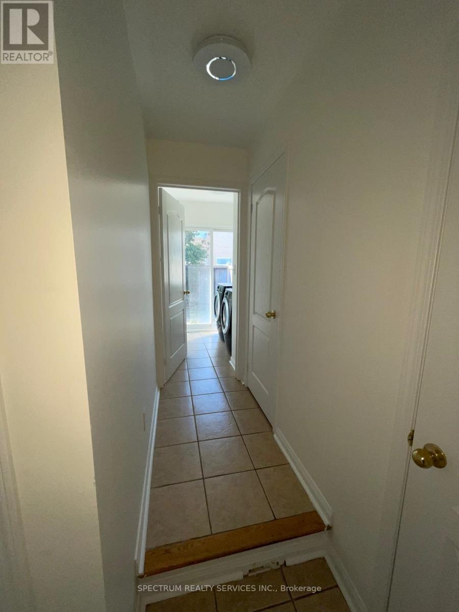 1684 Norris Circle, Milton, Ontario  L9T 6A3 - Photo 11 - W12678470