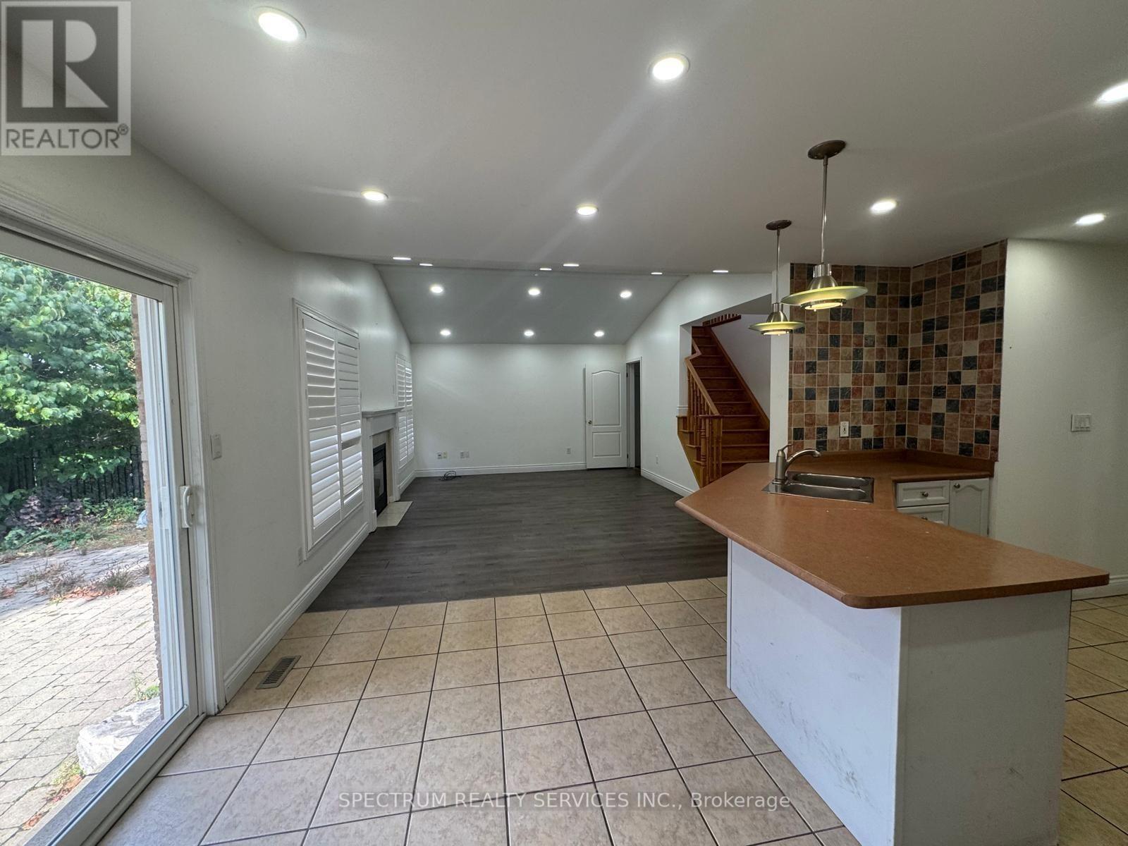 1684 Norris Circle, Milton, Ontario  L9T 6A3 - Photo 2 - W12678470