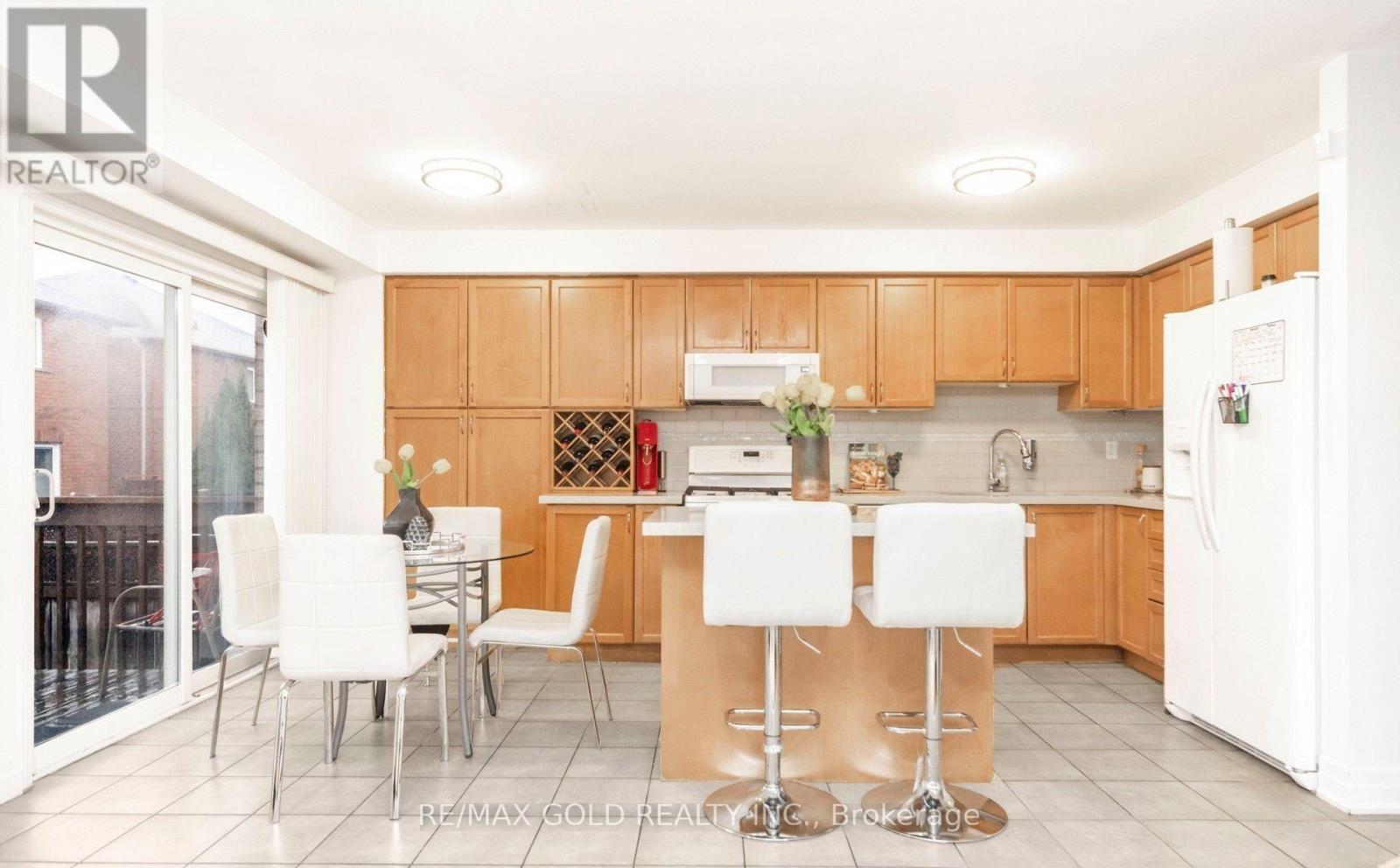 36 Roxton Crescent N, Brampton, Ontario  L7A 2A9 - Photo 9 - W12673608