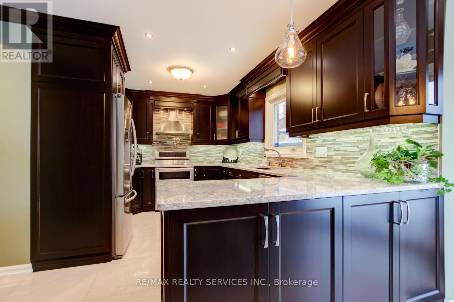 34 Garbutt Crescent, Brampton, Ontario  L6X 3G2 - Photo 17 - W12679486