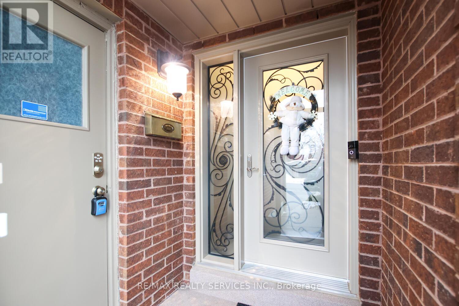 34 Garbutt Crescent, Brampton, Ontario  L6X 3G2 - Photo 4 - W12679486