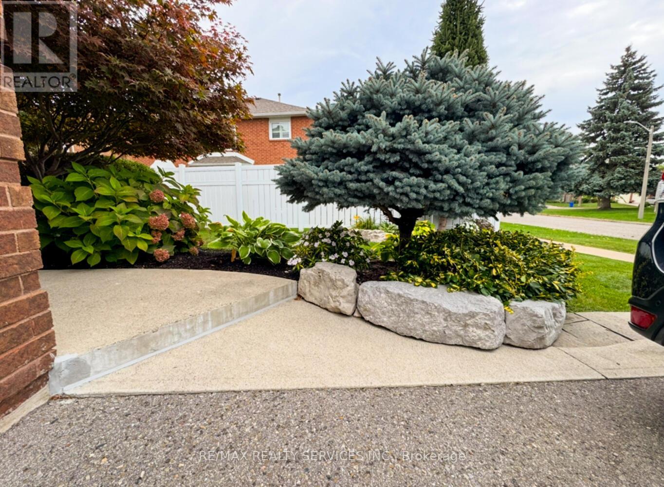 34 Garbutt Crescent, Brampton, Ontario  L6X 3G2 - Photo 6 - W12679486