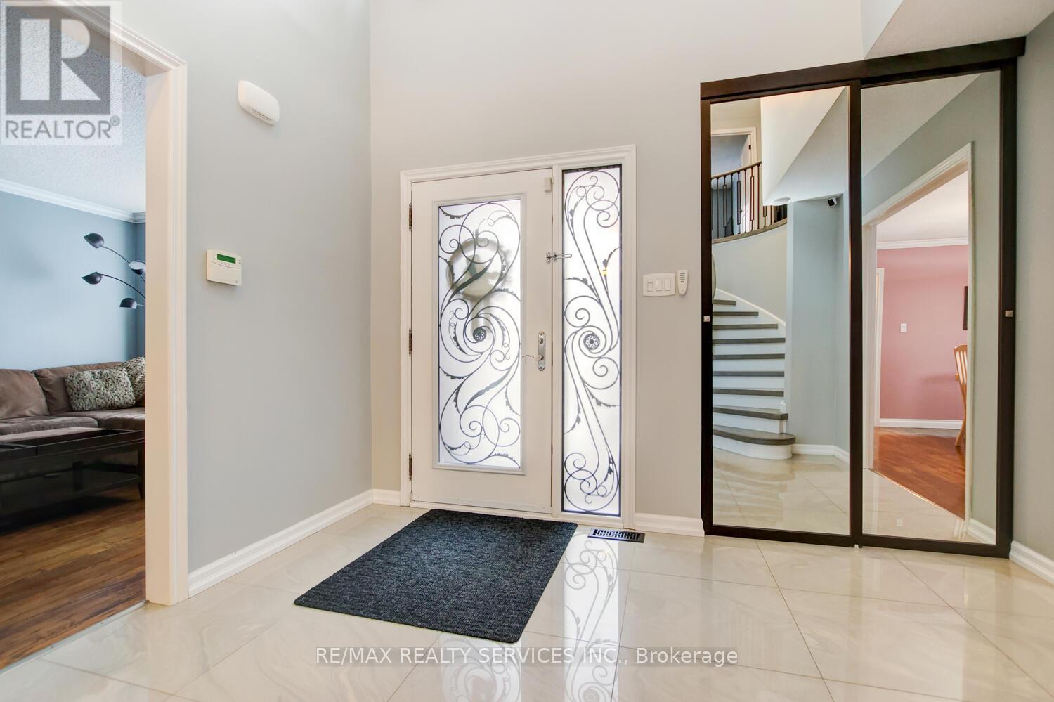 34 Garbutt Crescent, Brampton, Ontario  L6X 3G2 - Photo 7 - W12679486