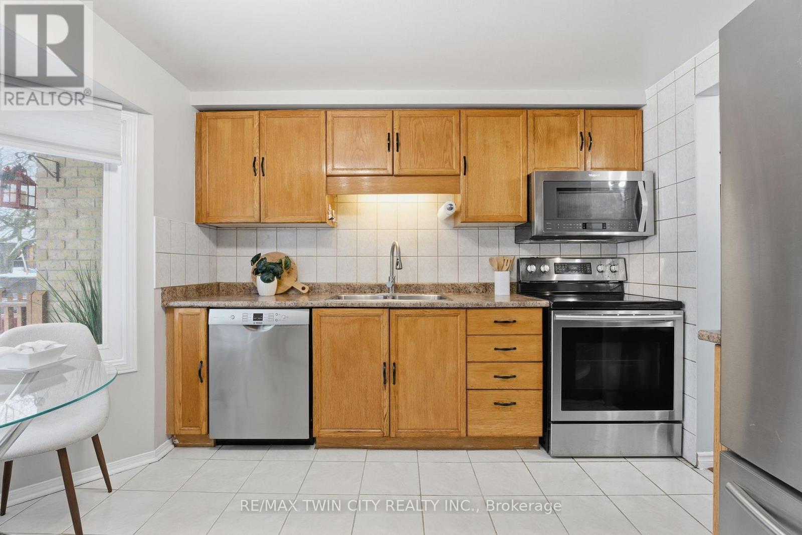 24 Catalina Court, Kitchener, Ontario  N2M 5L9 - Photo 6 - X12679472