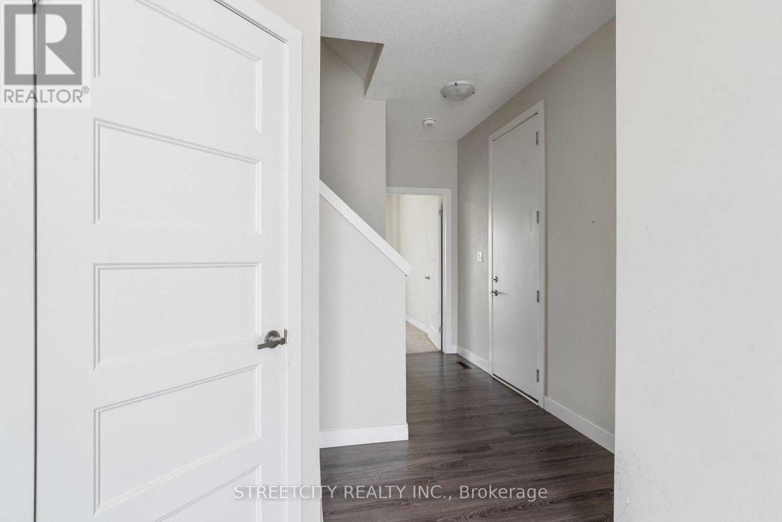 964 West Village Square, London North, Ontario  N6H 0J7 - Photo 7 - X12679572