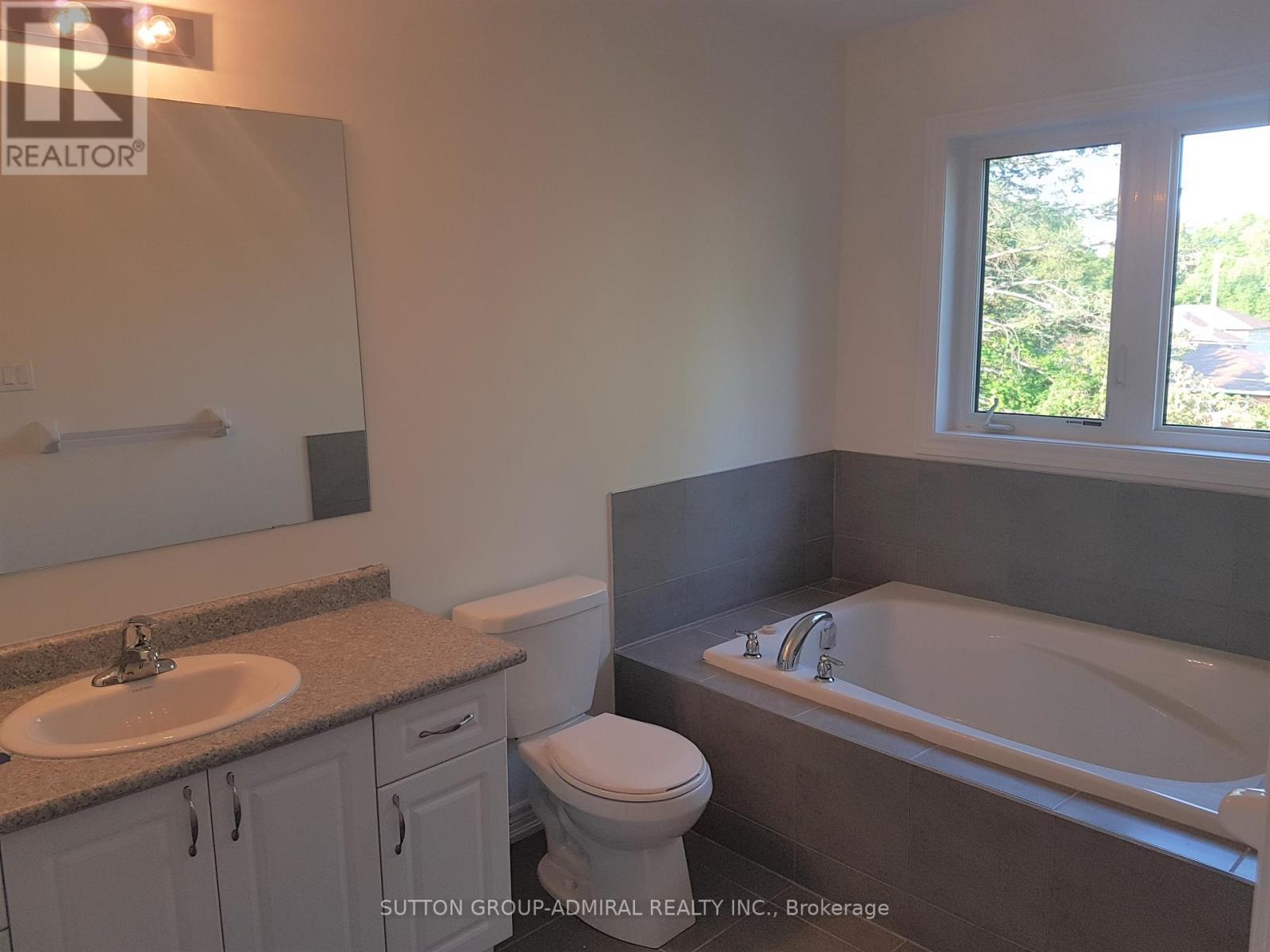 38 Greenwood Drive, Essa, Ontario  L4M 1B4 - Photo 7 - N12679524