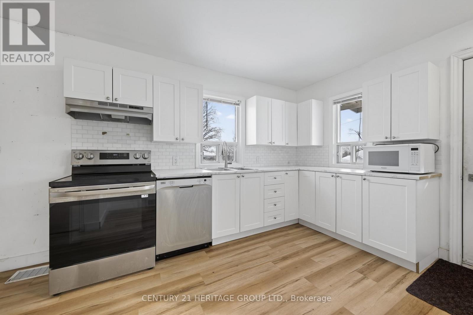 35 Argyle Avenue, Orillia, Ontario  L3V 2V5 - Photo 8 - S12377364