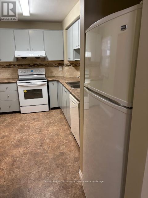 2502 Trident Avenue, Mississauga, Ontario  L5B 2L4 - Photo 10 - W12679530