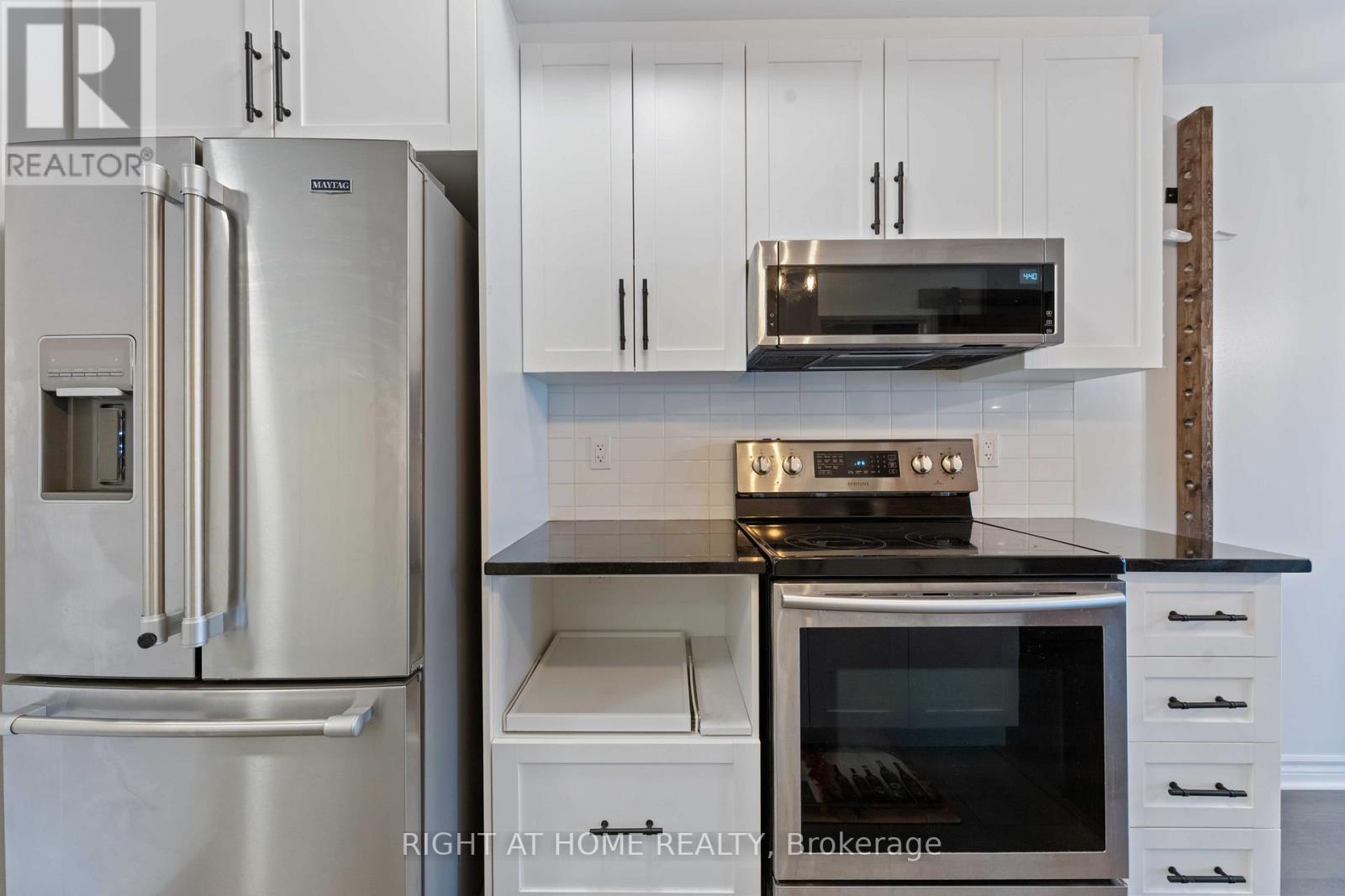 210 - 120 Prestige Circle, Ottawa, Ontario  K4A 1B4 - Photo 11 - X12679916