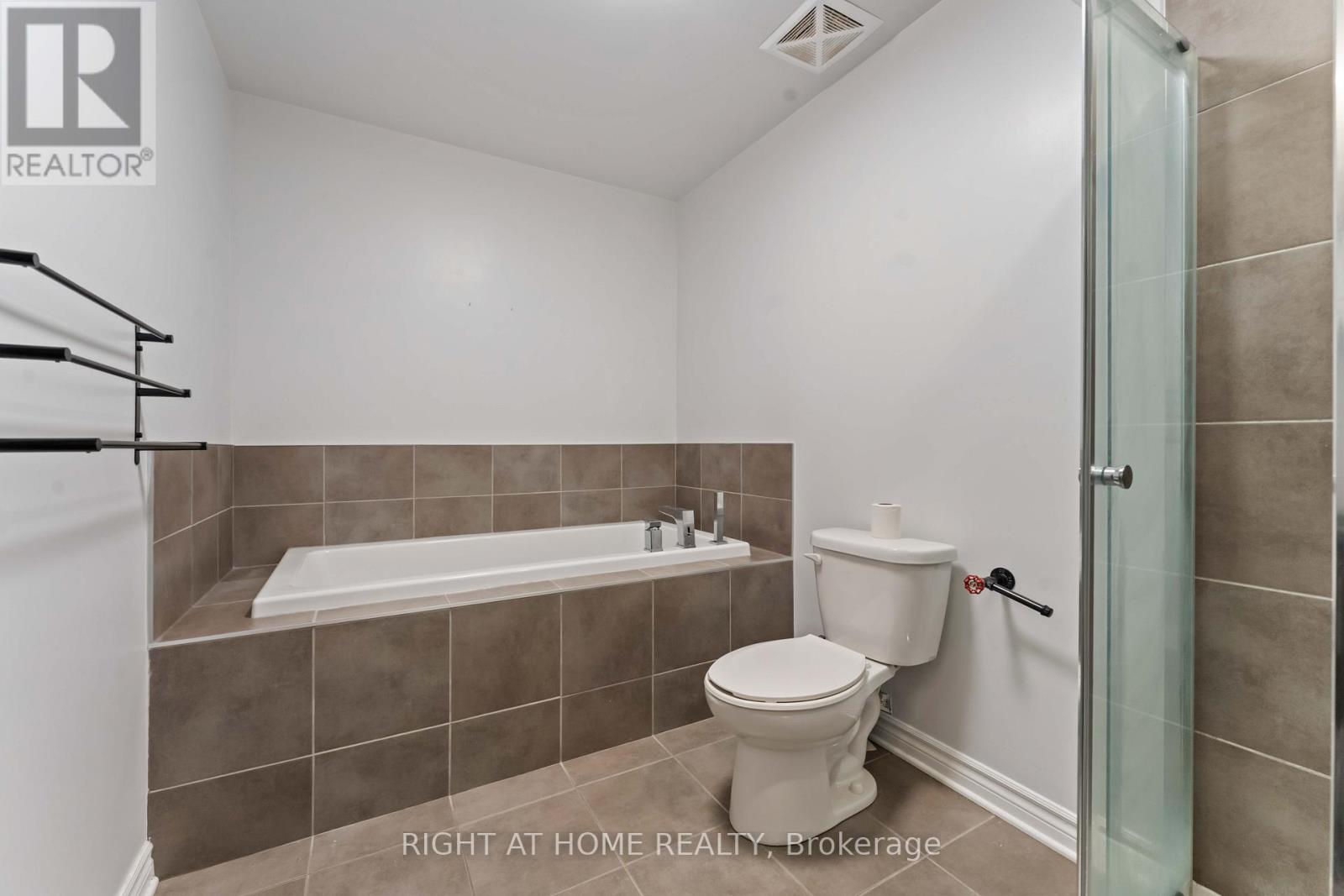 210 - 120 Prestige Circle, Ottawa, Ontario  K4A 1B4 - Photo 19 - X12679916