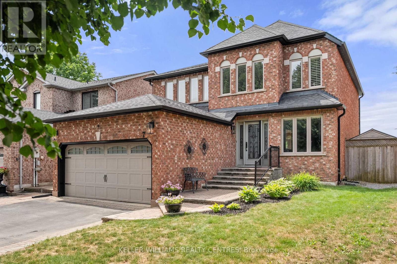 7 MAHOGANY COURT, Aurora, Ontario