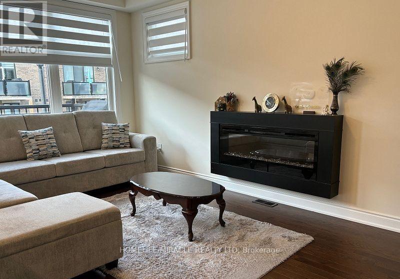 8 Bennington Road, Newmarket, Ontario  L3X 0M8 - Photo 7 - N12679896