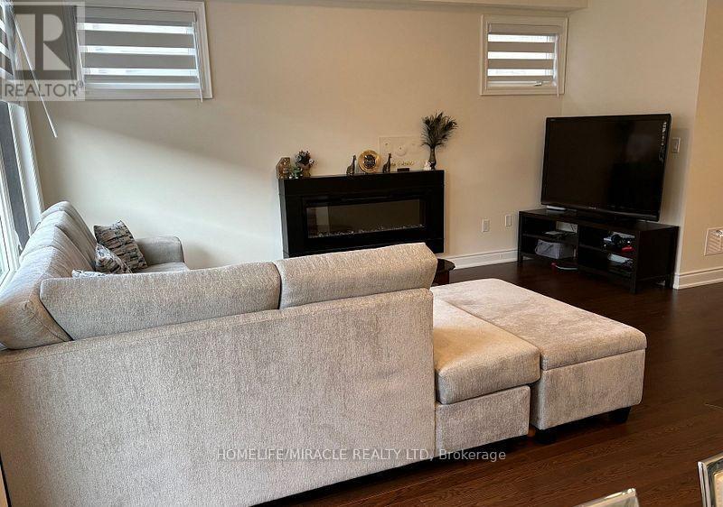 8 Bennington Road, Newmarket, Ontario  L3X 0M8 - Photo 8 - N12679896