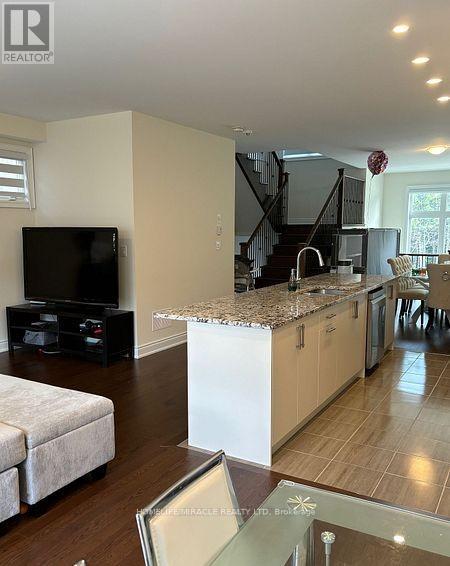 8 Bennington Road, Newmarket, Ontario  L3X 0M8 - Photo 9 - N12679896