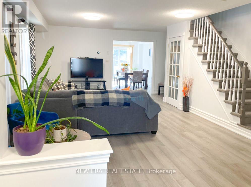 1377 Spring Garden Court, Mississauga, Ontario  L5N 8K6 - Photo 4 - W12679754