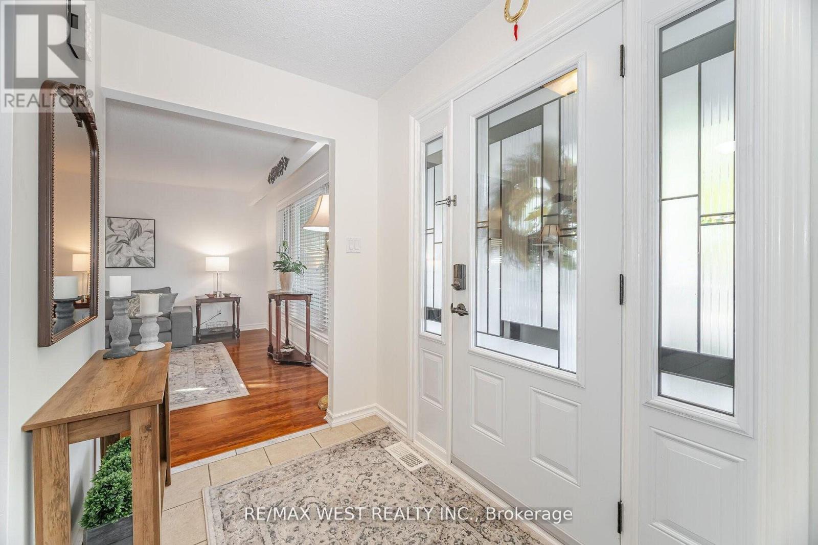 17 Malcolm Crescent, Brampton, Ontario  L6S 3C7 - Photo 4 - W12679760