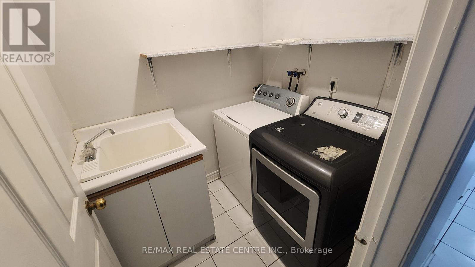 5048 Willowood Drive, Mississauga, Ontario  L5R 3R6 - Photo 11 - W12679830