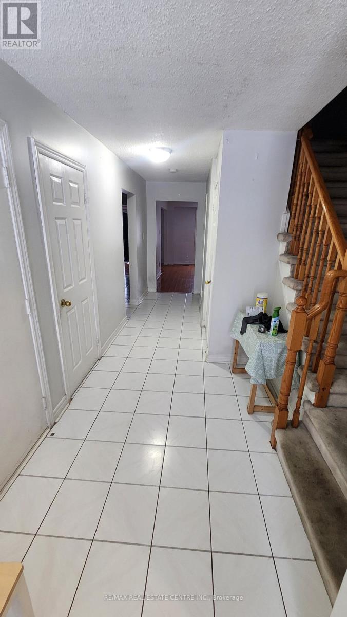 5048 Willowood Drive, Mississauga, Ontario  L5R 3R6 - Photo 3 - W12679830