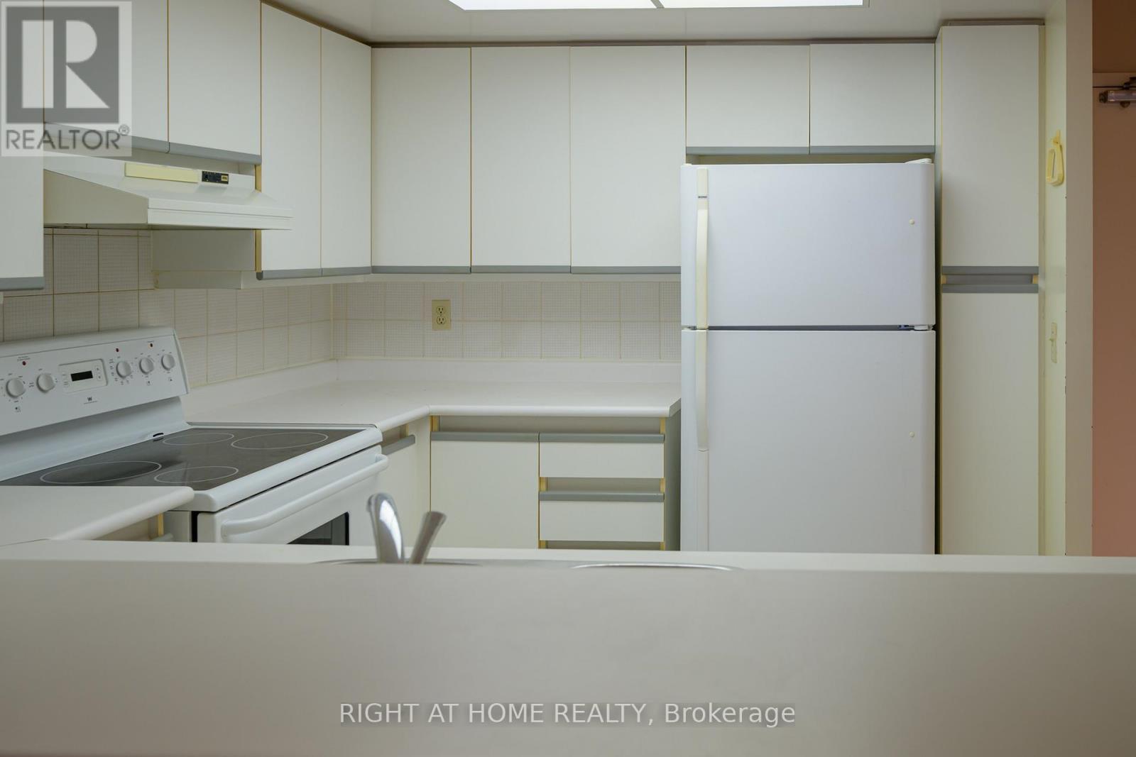 702 - 335 Webb Drive, Mississauga, Ontario  L5B 4A1 - Photo 10 - W12679936