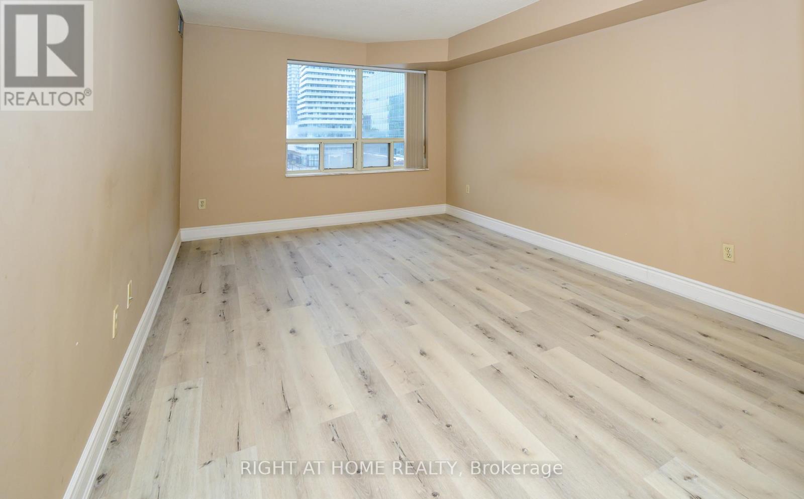 702 - 335 Webb Drive, Mississauga, Ontario  L5B 4A1 - Photo 11 - W12679936