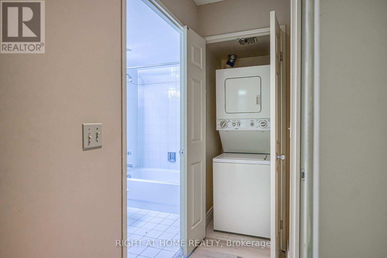 702 - 335 Webb Drive, Mississauga, Ontario  L5B 4A1 - Photo 16 - W12679936