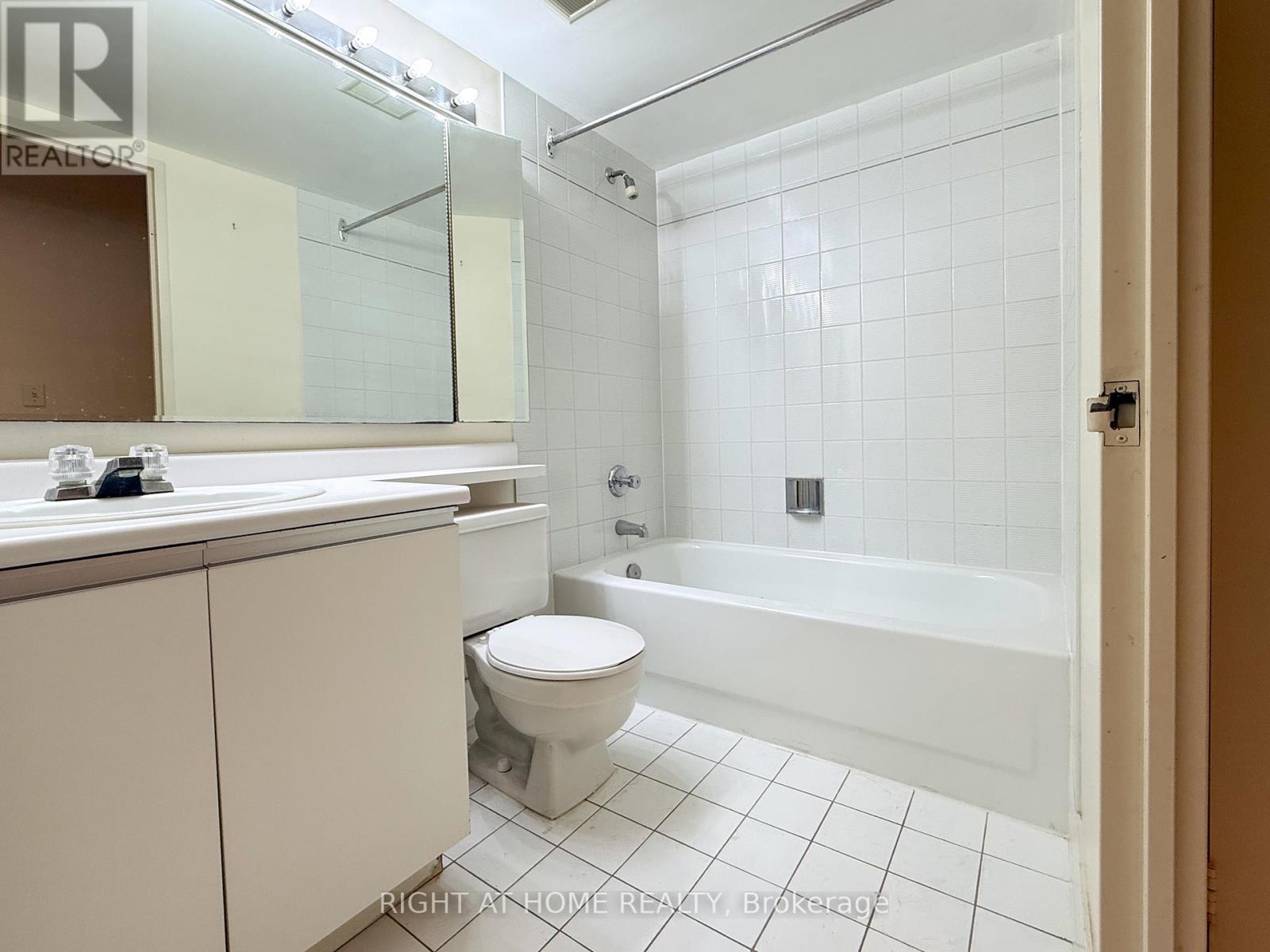 702 - 335 Webb Drive, Mississauga, Ontario  L5B 4A1 - Photo 18 - W12679936