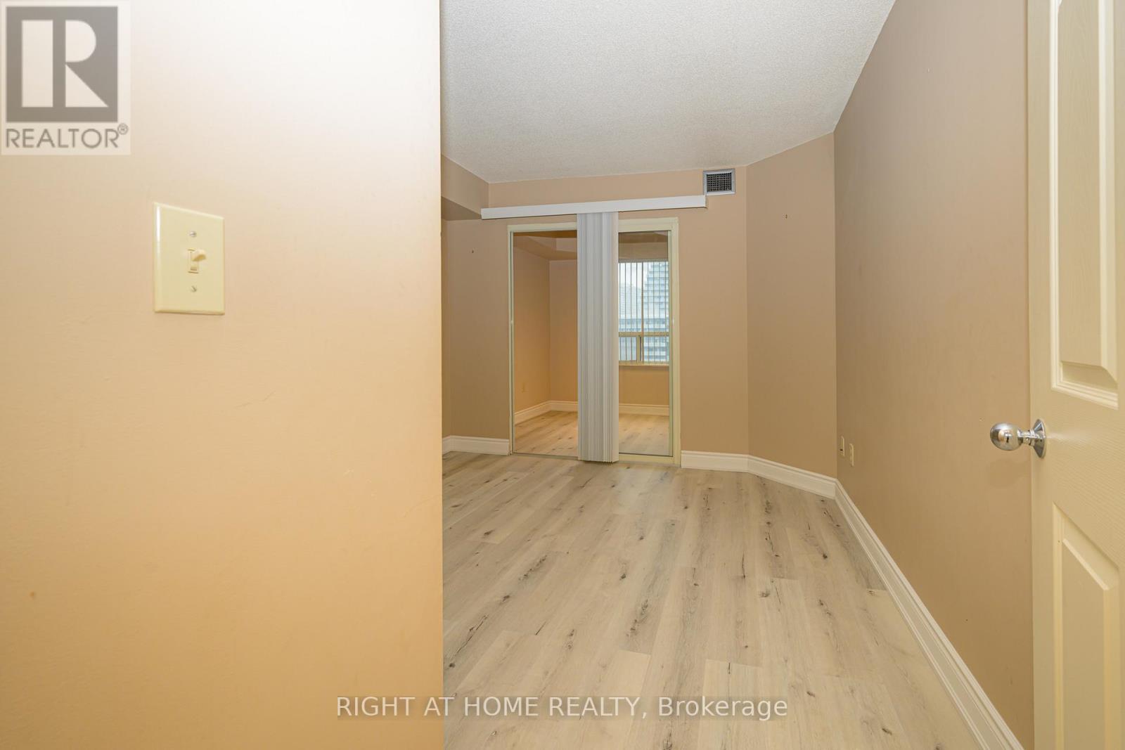 702 - 335 Webb Drive, Mississauga, Ontario  L5B 4A1 - Photo 19 - W12679936