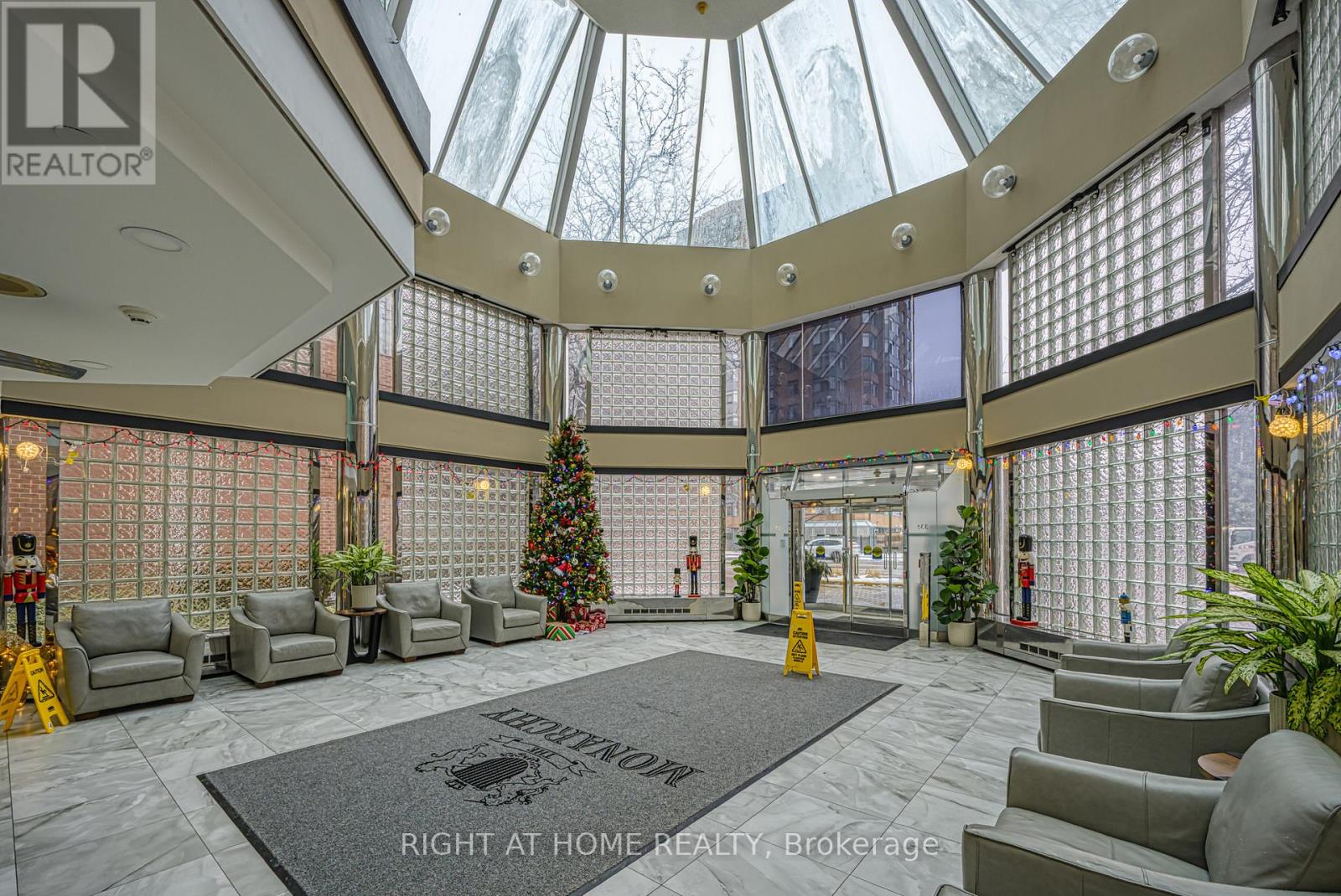 702 - 335 Webb Drive, Mississauga, Ontario  L5B 4A1 - Photo 2 - W12679936