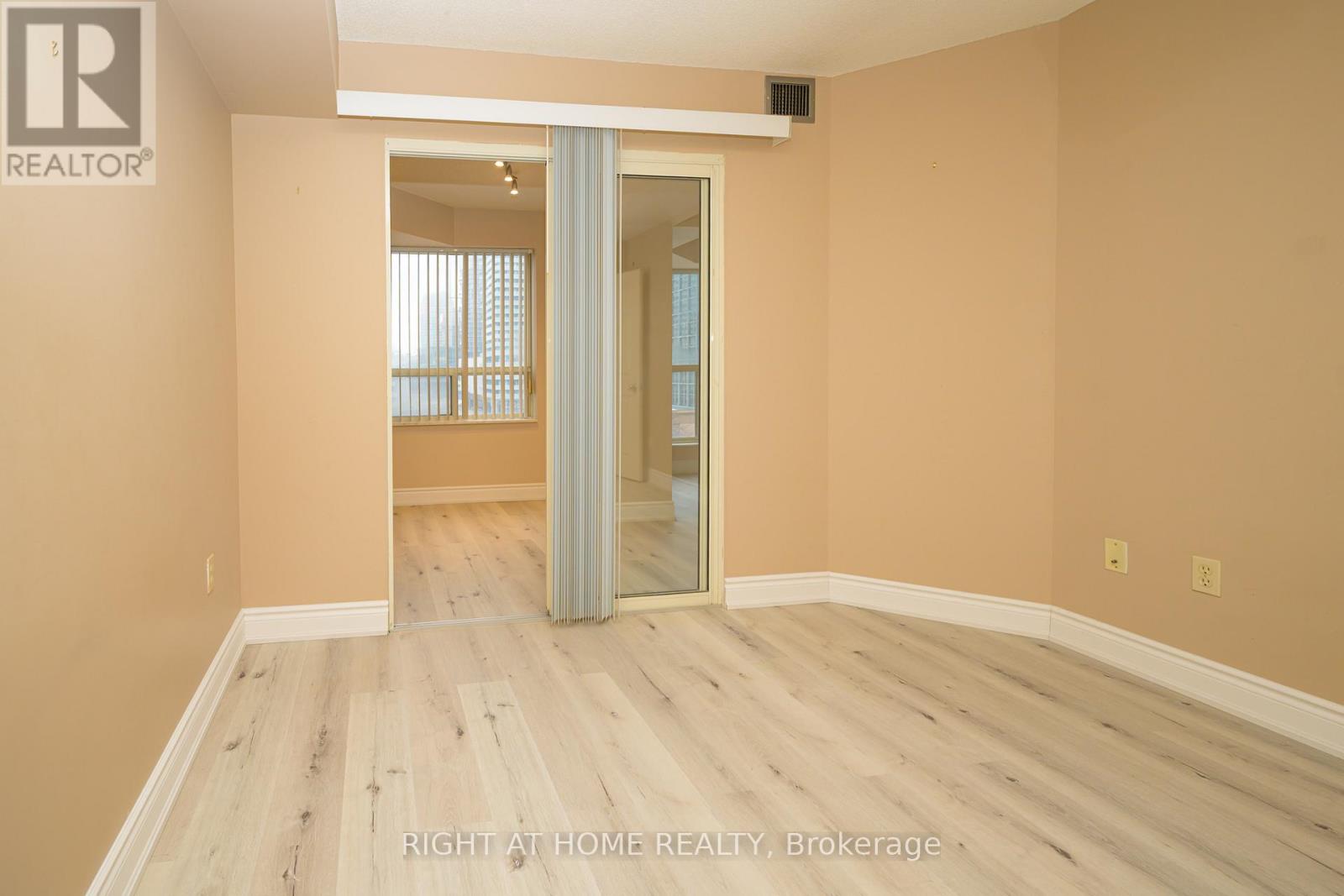 702 - 335 Webb Drive, Mississauga, Ontario  L5B 4A1 - Photo 21 - W12679936