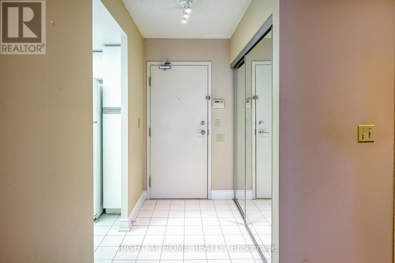 702 - 335 Webb Drive, Mississauga, Ontario  L5B 4A1 - Photo 4 - W12679936