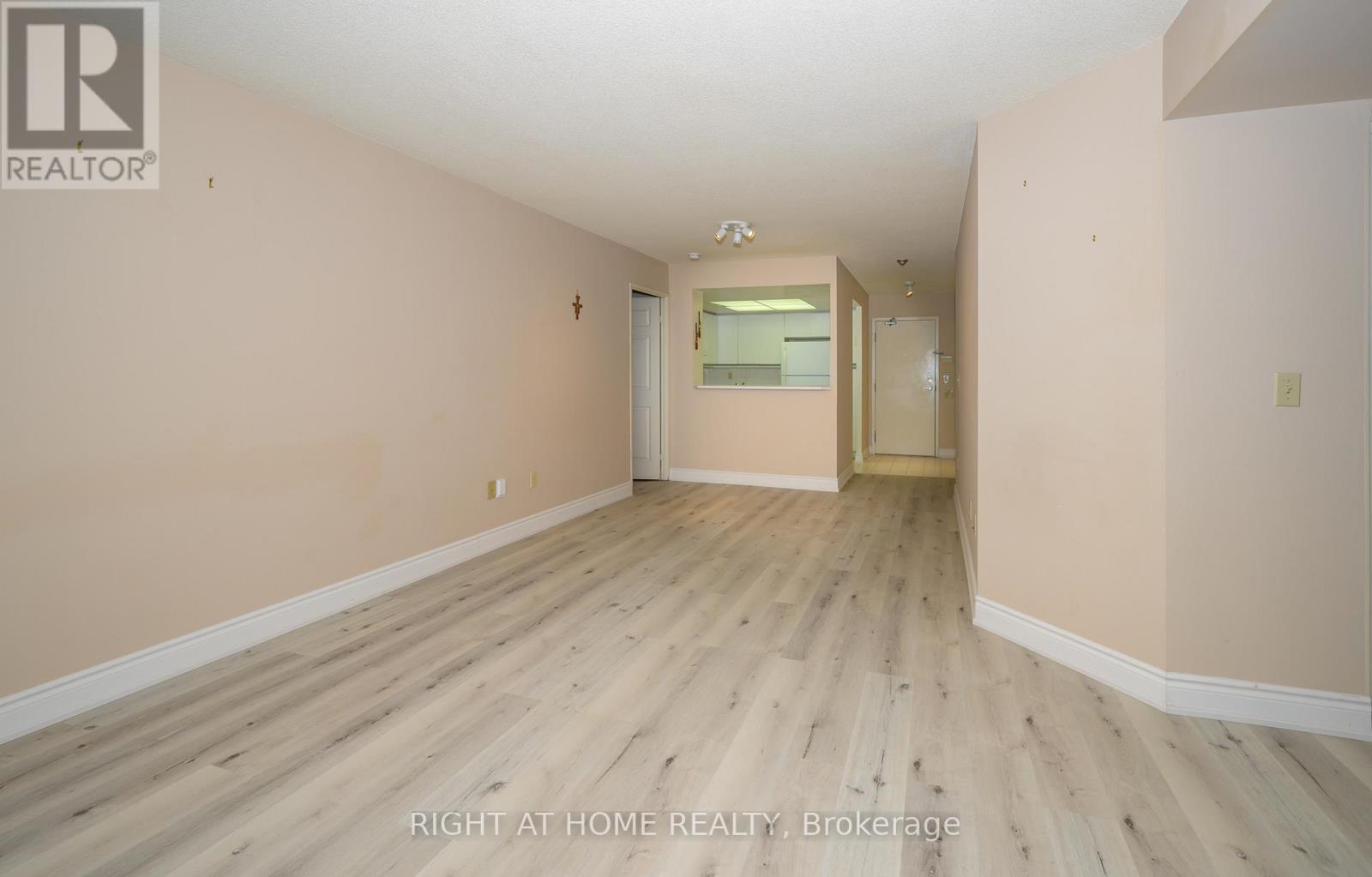 702 - 335 Webb Drive, Mississauga, Ontario  L5B 4A1 - Photo 5 - W12679936