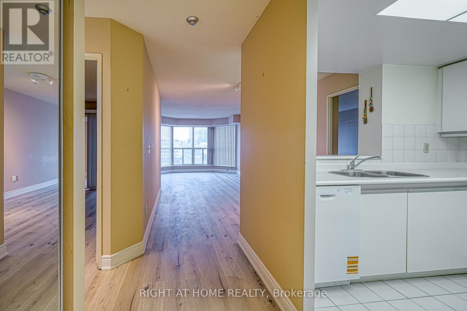 702 - 335 Webb Drive, Mississauga, Ontario  L5B 4A1 - Photo 6 - W12679936