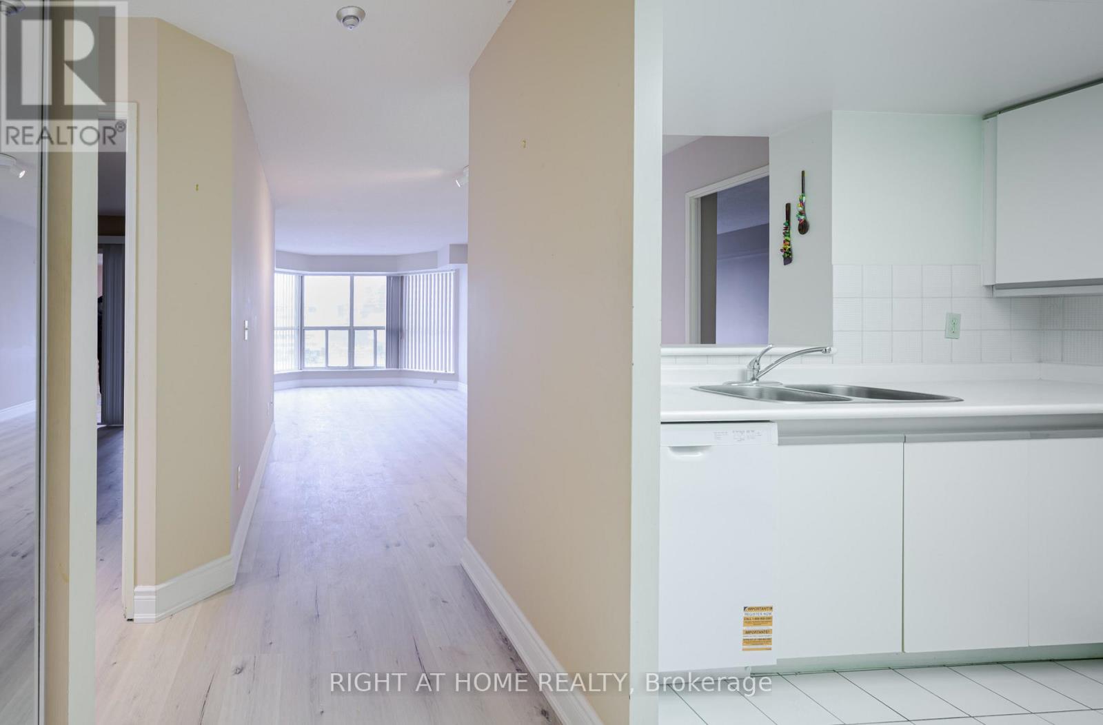 702 - 335 Webb Drive, Mississauga, Ontario  L5B 4A1 - Photo 7 - W12679936