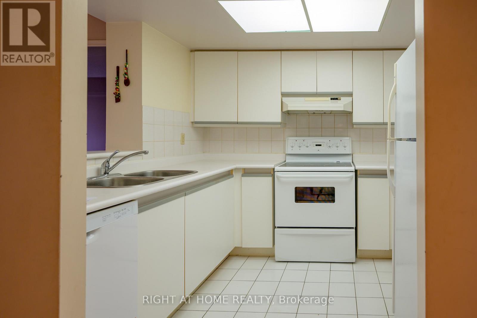 702 - 335 Webb Drive, Mississauga, Ontario  L5B 4A1 - Photo 8 - W12679936