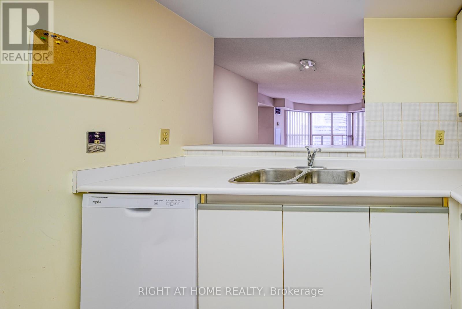 702 - 335 Webb Drive, Mississauga, Ontario  L5B 4A1 - Photo 9 - W12679936