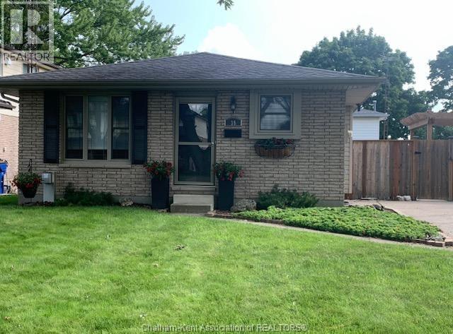 MLS# 26000478: 35 GARDEN VALE ROAD, Chatham, Canada