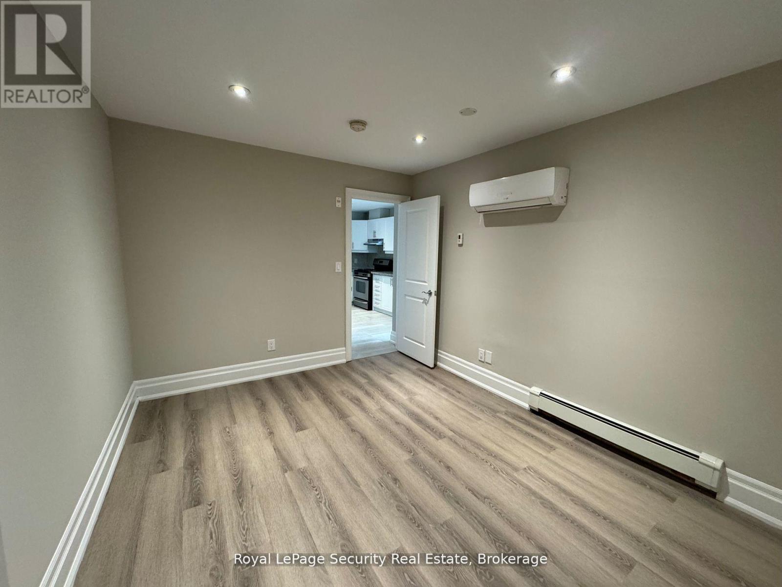 4 - 62 Lippincott Street, Toronto, Ontario  M5T 2R5 - Photo 10 - C12680028