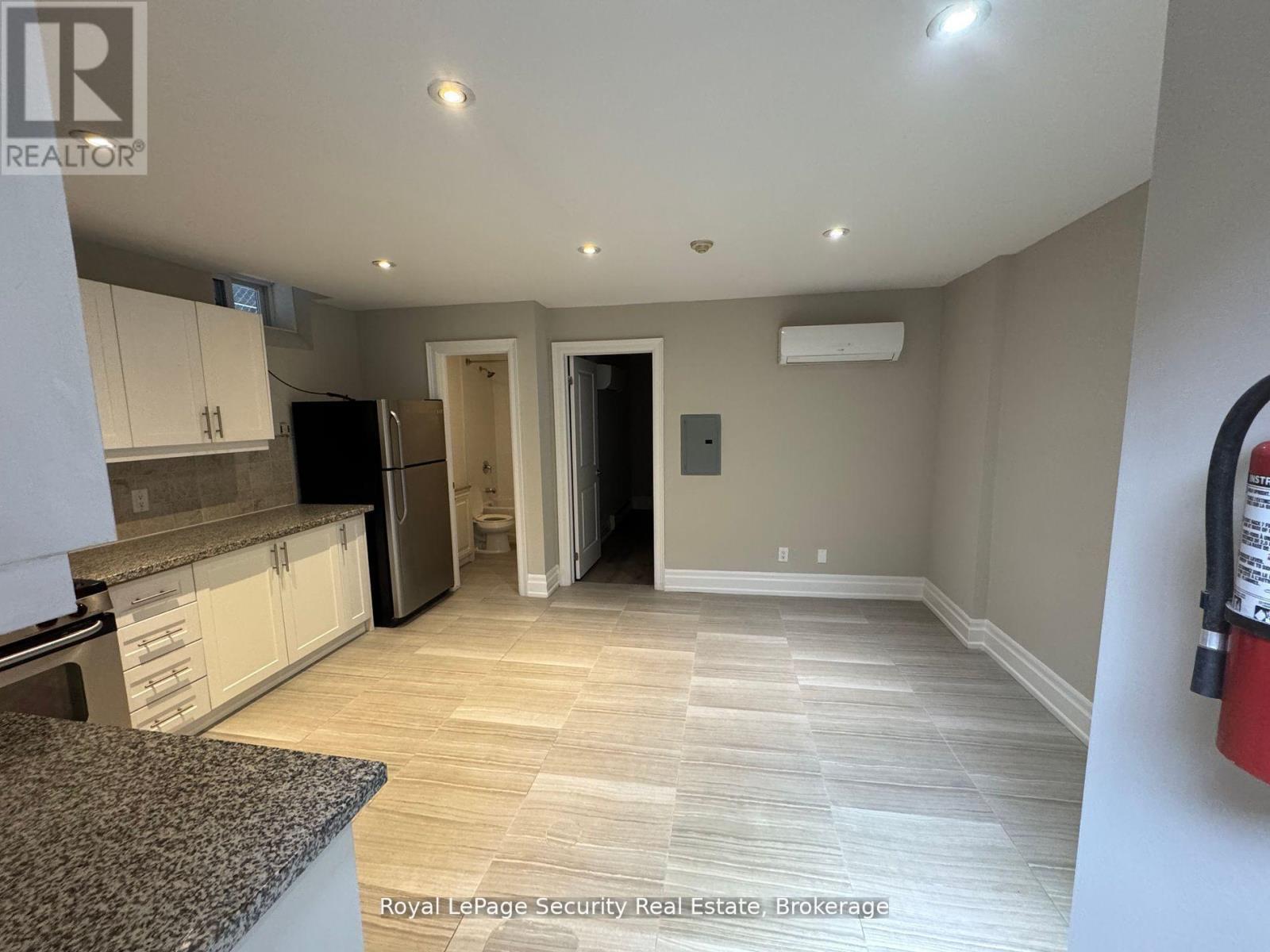 4 - 62 Lippincott Street, Toronto, Ontario  M5T 2R5 - Photo 13 - C12680028