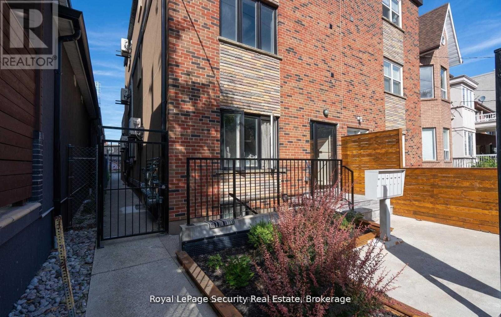 4 - 62 Lippincott Street, Toronto, Ontario  M5T 2R5 - Photo 2 - C12680028