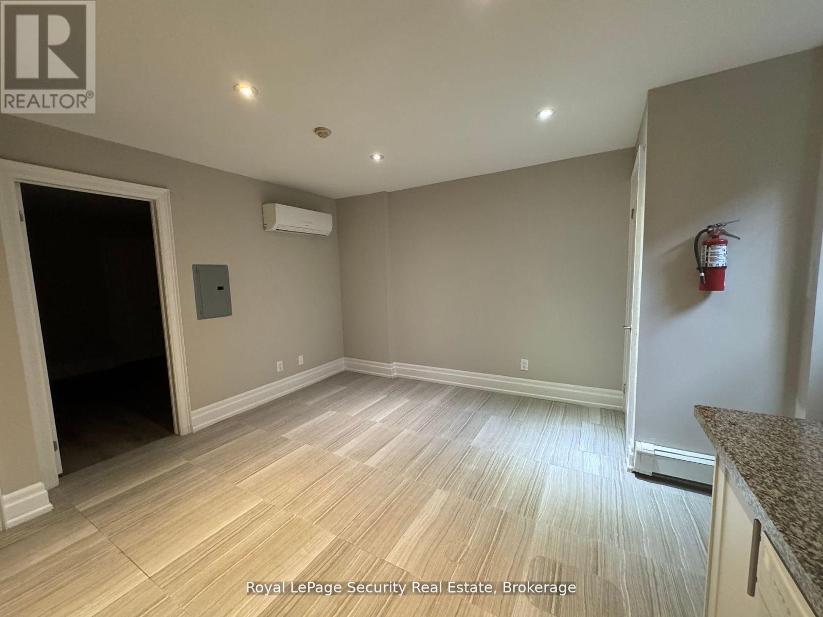 4 - 62 Lippincott Street, Toronto, Ontario  M5T 2R5 - Photo 6 - C12680028