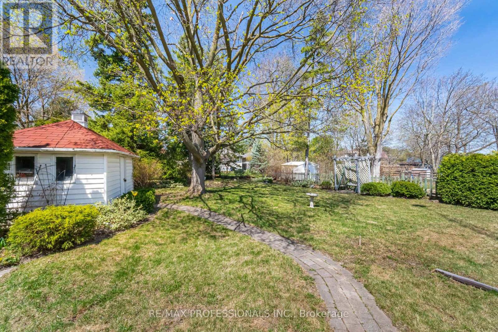 77 Bedford Park Avenue, Richmond Hill (Crosby), Ontario  L4C 2N9 - Photo 36 - N12680072