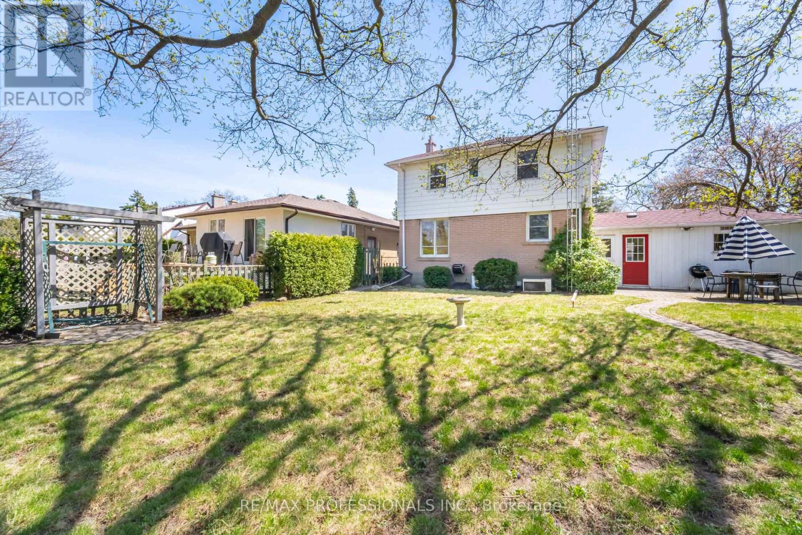 77 Bedford Park Avenue, Richmond Hill (Crosby), Ontario  L4C 2N9 - Photo 39 - N12680072