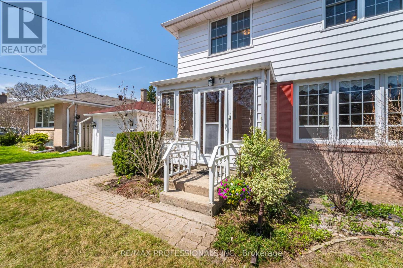 77 Bedford Park Avenue, Richmond Hill (Crosby), Ontario  L4C 2N9 - Photo 4 - N12680072