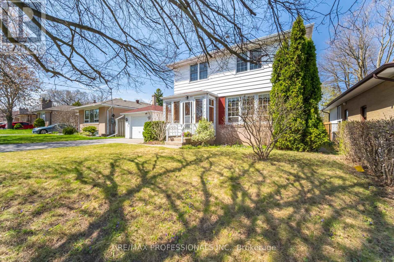 77 Bedford Park Avenue, Richmond Hill (Crosby), Ontario  L4C 2N9 - Photo 5 - N12680072