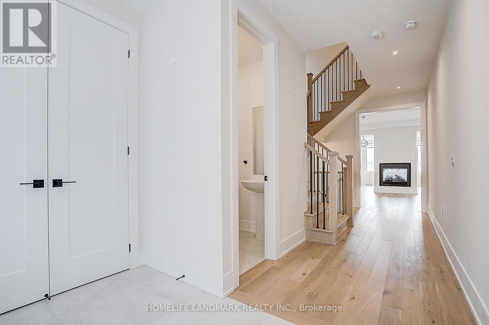 106 Angus Morton Crescent, East Gwillimbury, Ontario  L9N 1S4 - Photo 3 - N12680116