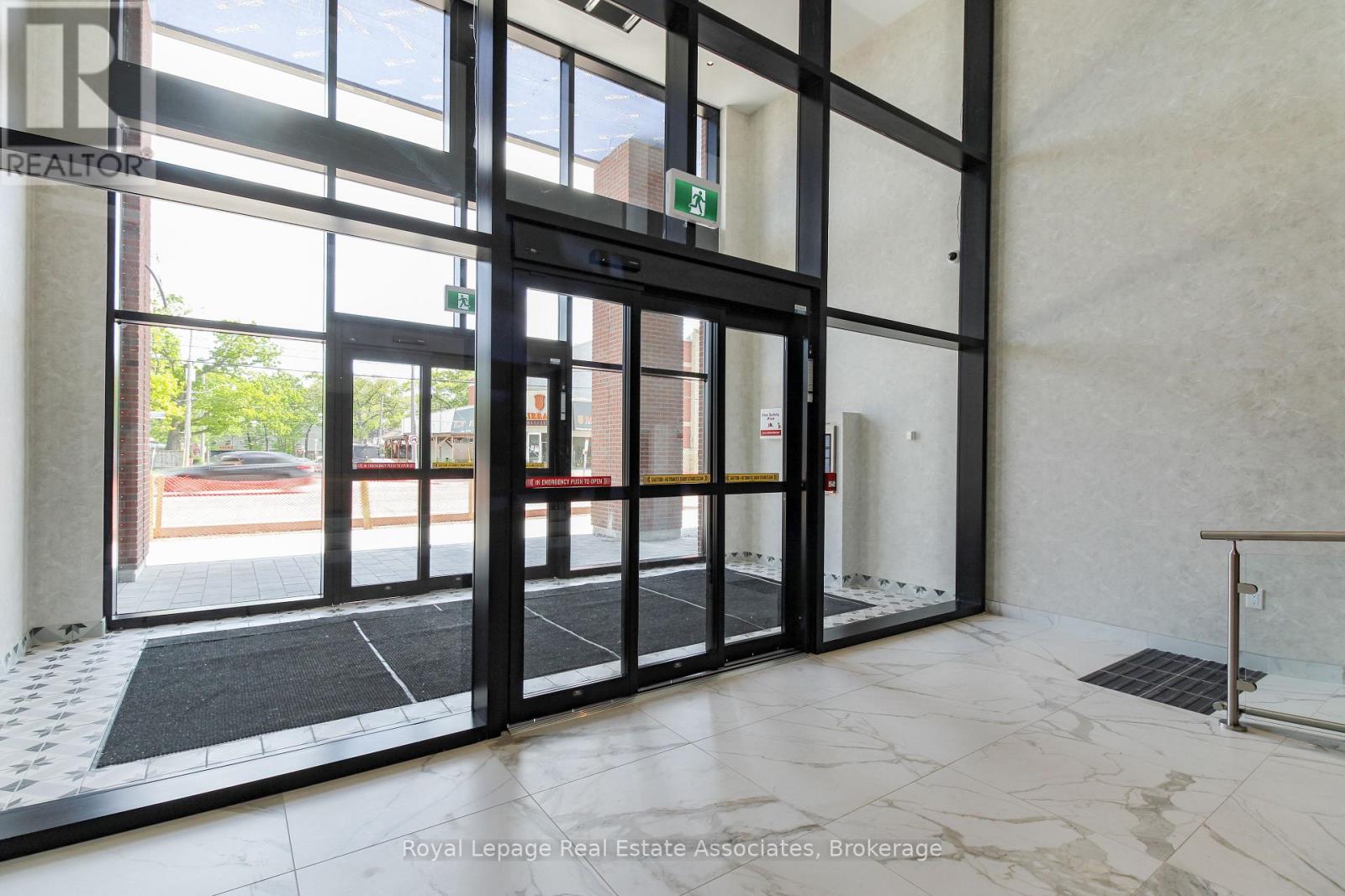 514 - 2300 St. Clair Avenue W, Toronto, Ontario  M6N 1K8 - Photo 2 - W12680006