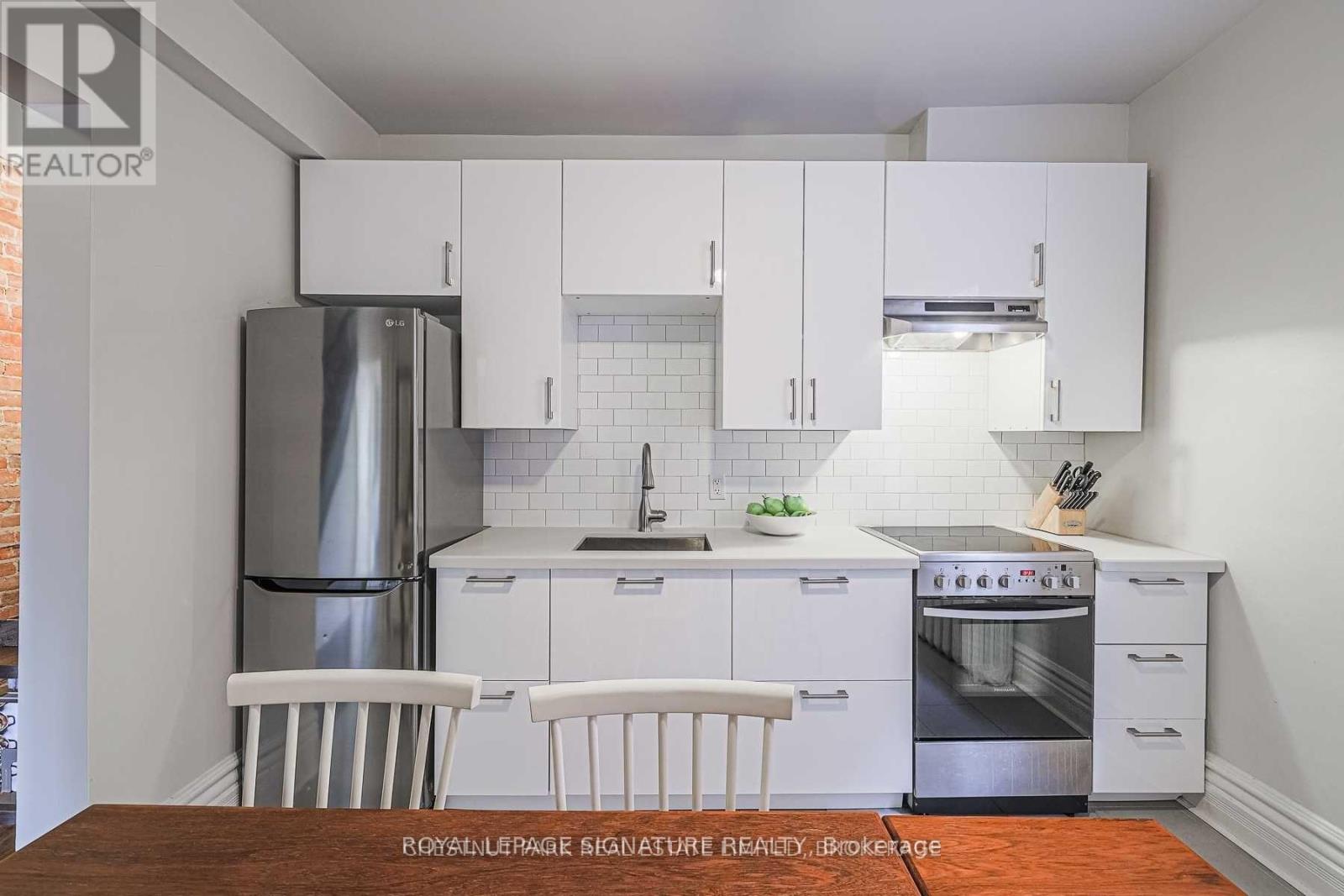 Upper - 553 Euclid Avenue, Toronto, Ontario  M6G 2T3 - Photo 5 - C12680260