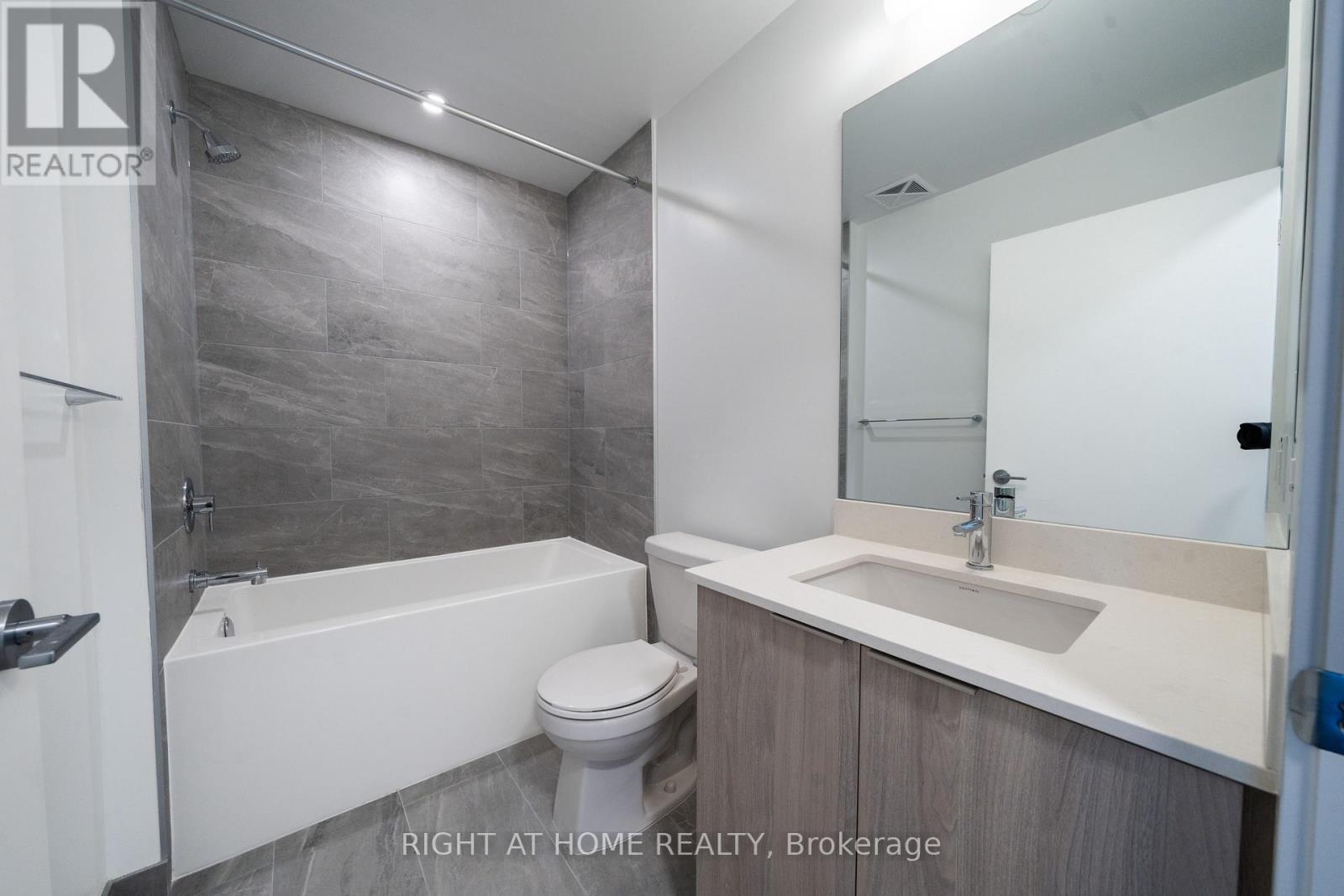 2502 - 395 Square One Drive, Mississauga, Ontario  L5B 0P6 - Photo 13 - W12680282