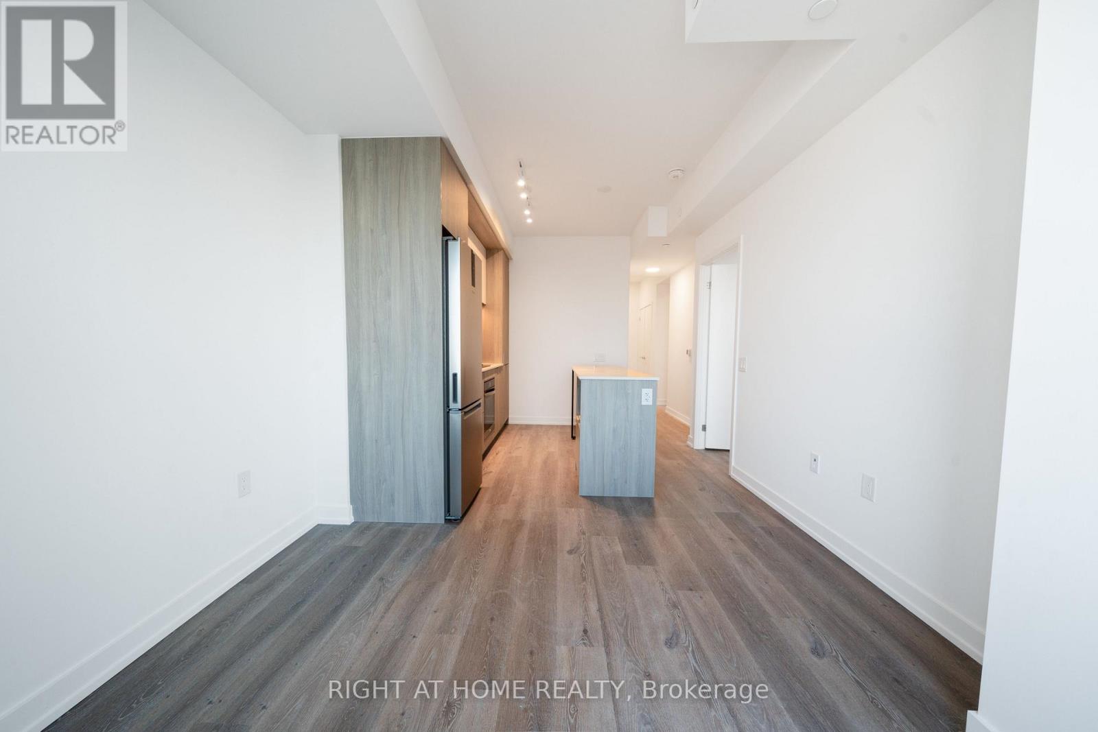 2502 - 395 Square One Drive, Mississauga, Ontario  L5B 0P6 - Photo 9 - W12680282